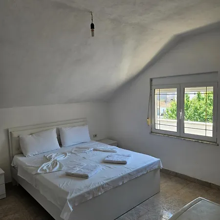 Vila Vako Rooms For Rent Appartamento Pogradec